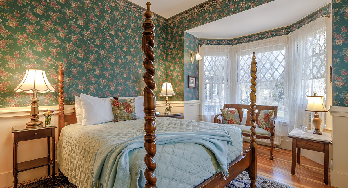 Agamont Queen Guestroom