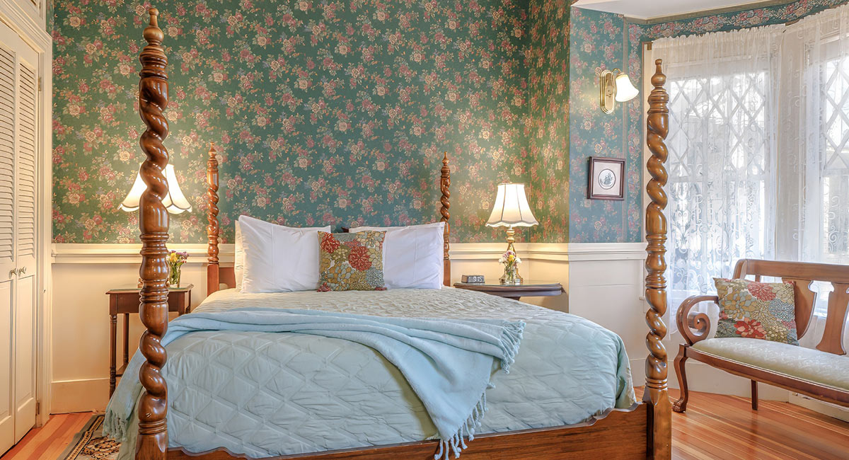 Agamont queen bed