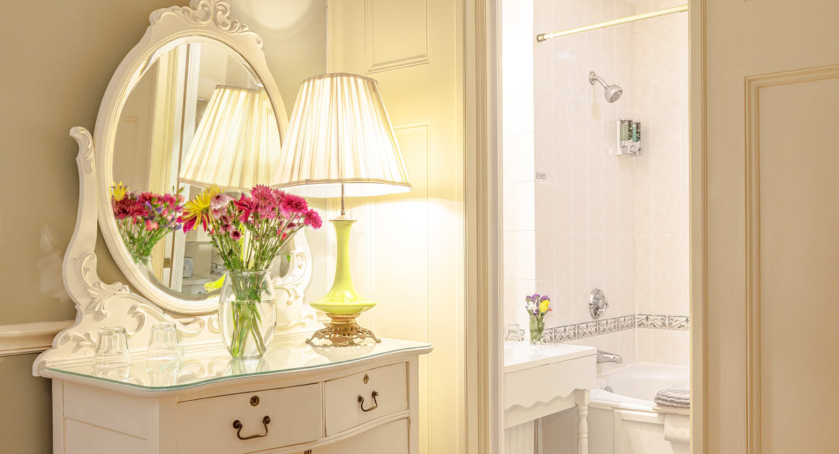 St Saveur vanity
