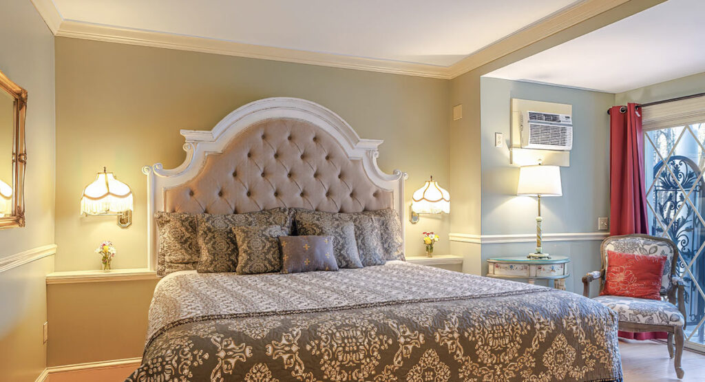 St Saveur Bed and sitting area