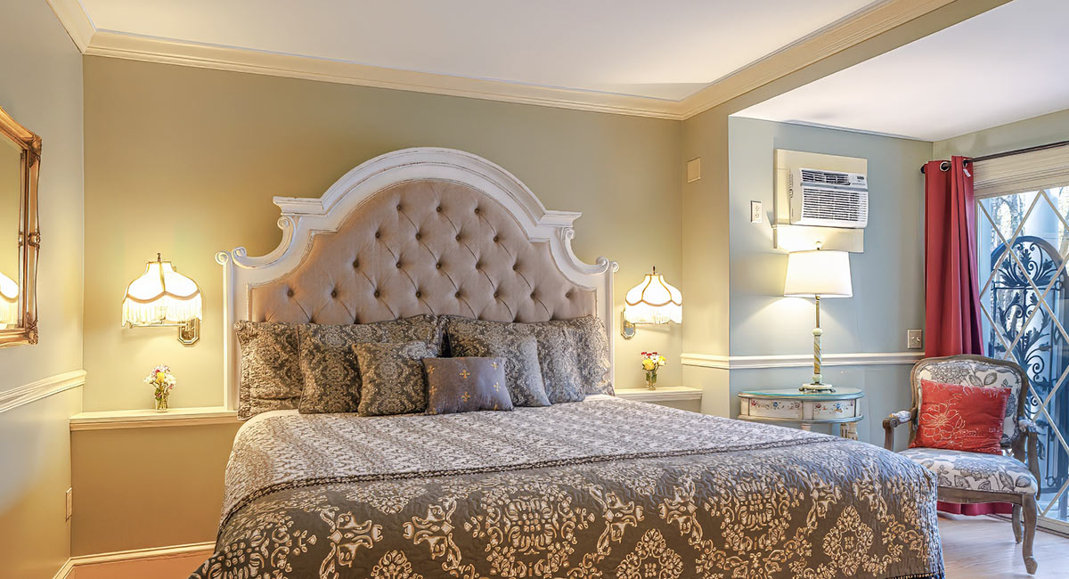 St Saveur Bed and sitting area