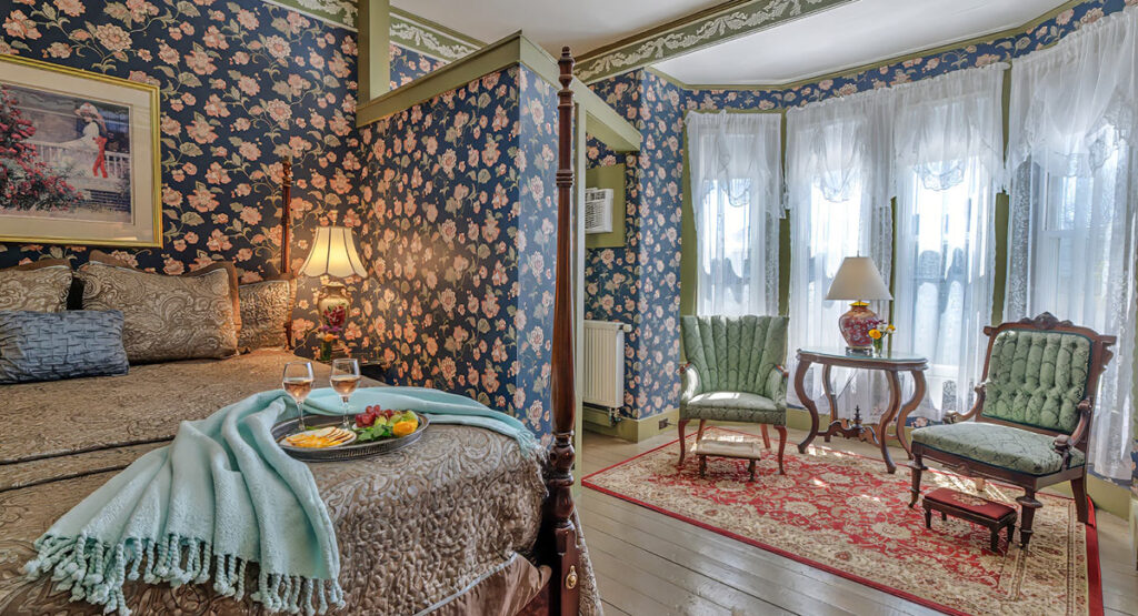 The Belmont bed and sitting area