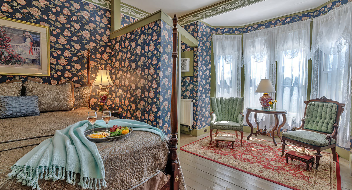 The Belmont bed and sitting area